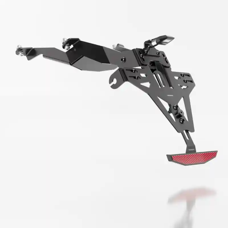 Letzte Chance Modellspezifischer Kennzeichenhalter inkl. Kennzeichenleuchte + Rückstrahler. Gefertigt aus schwarz pulverbeschichtetem Stahl und mit stufenlos verstellbarem Neigungswinkel. Inkl. Anbauteile, keine Eintragung beim TÜV erforderlich.