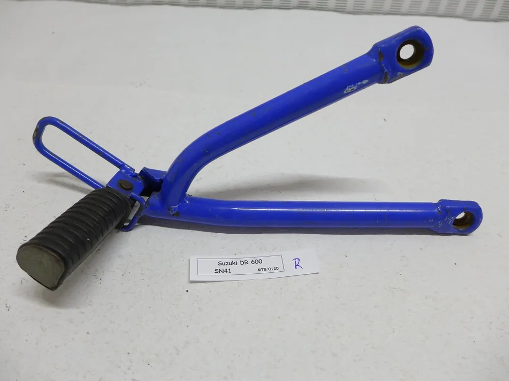 Suzuki DR 600 SN41 Rastenaufnahme und Fußraste Sozius rechts Schneller Versand