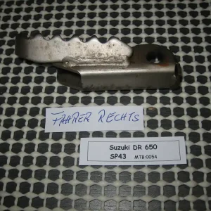 Neue Ware Suzuki DR 650 SP43B Fußraste Fahrer rechts silber