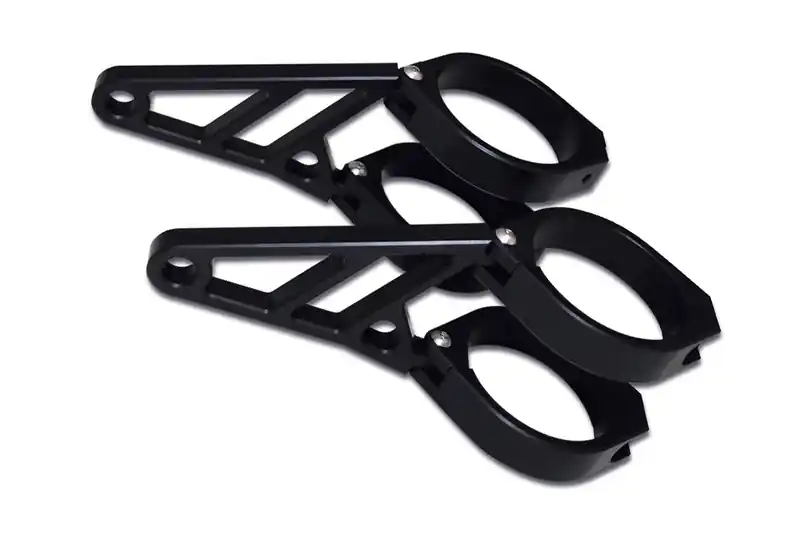 CNC Scheinwerferhalter-Set, kurz, enthält 4 Schellen zur Montage an den Standrohren sowie 2 Lampenhalter und Reduzierstreifen. Highlight