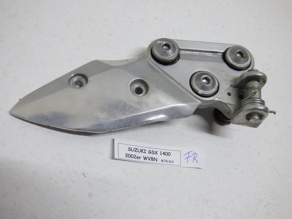 Echt Suzuki GSX 1400 WVBN Fußrastenaufnahme Fahrer rechts