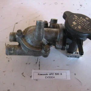 Kawasaki GPZ 500 Thermostatgehäuse mit Einfüllstutzen Kühlwasser Letzte Chance